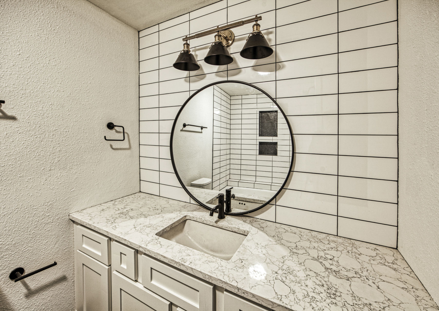 504 bathroom 1.jpg